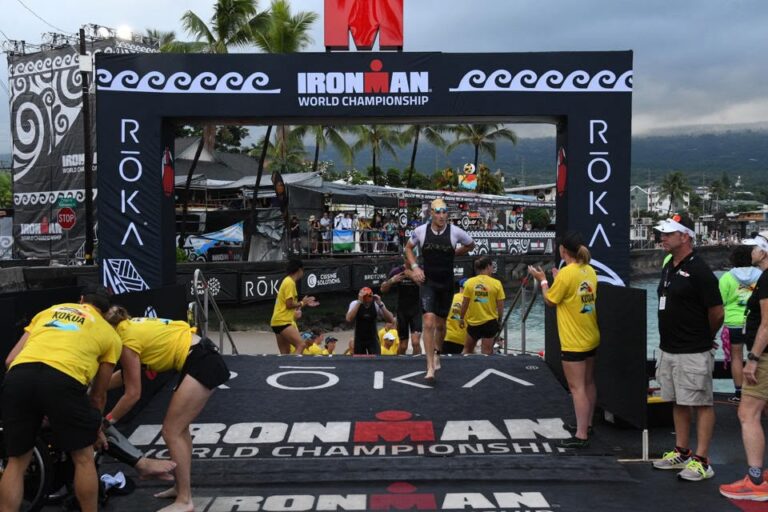 Marco Pavani all'uscita dal nuoto al Mondiale Ironman di Kona